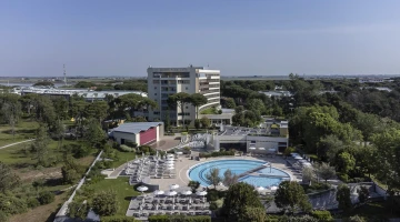 Hôtel avec grand jardin et piscines