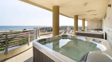 Baignoires d&#39;hydromassage sur la terrasse panoramique