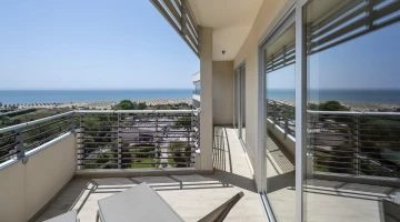 Terrasse privée avec transats
