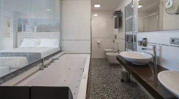 Salle de bain avec baignoire d&#39;hydromassage