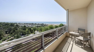 Balcon avec table et chaises