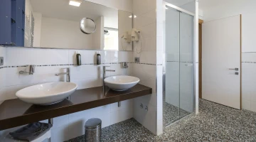 Salles de bains privées meublées de façon moderne