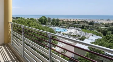 Balcon avec vue sur la piscine et la pinède