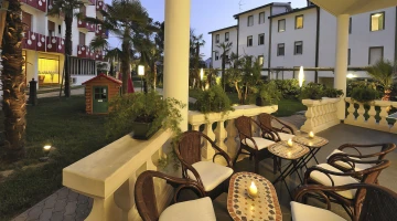 Terrazza con tavolini
