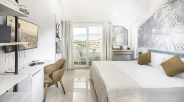 Camera con balcone arredato