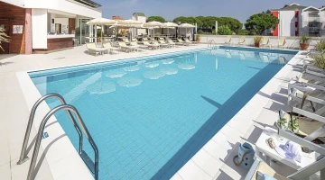 Piscina con solarium