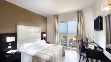 Panoramic double room with balcony and TV