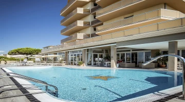 Swimming pool with hydromassage