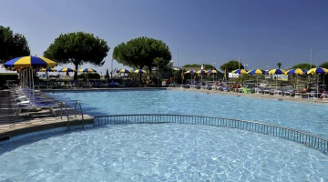 Large swimming pool with solarium at Hotel Bellevue