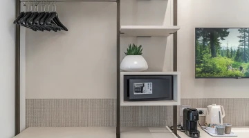 Safe, coffee machine and kettle in the room