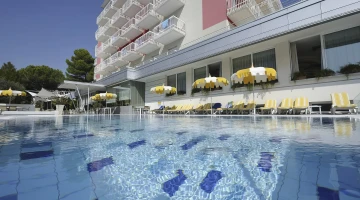 Piscine avec solarium