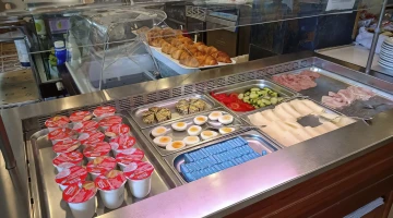 Yogurt e affettati a buffet per colazione