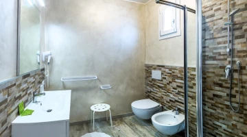 Bagno rinnovato con box doccia