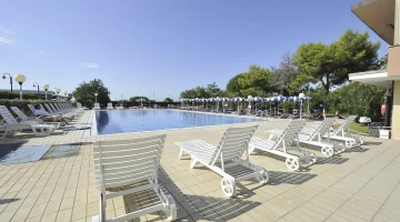 Piscine saisonnière avec solarium