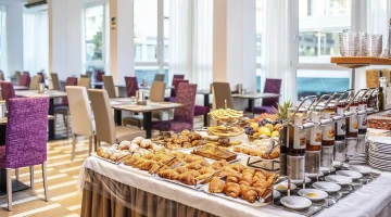 Salle de petit-déjeuner avec buffet