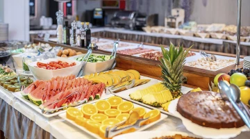 Fruits frais et options salées pour le petit-déjeuner