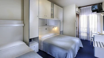 Chambre triple classique avec TV et balcon