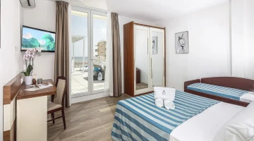 Chambre triple classique avec grande terrasse privée