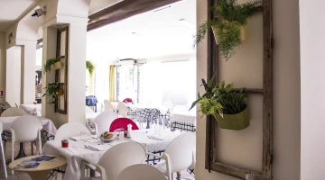 Tavoli apparecchiati al ristorante