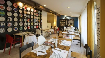 Tavoli in sala ristorante