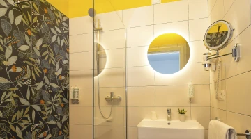 Bagno con box doccia della camera Economy