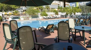 Espace détente au bord de la piscine