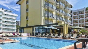 Piscine saisonnière avec solarium