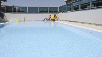 Piscine sur la terrasse du dernier étage