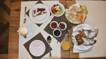 Petit déjeuner à table