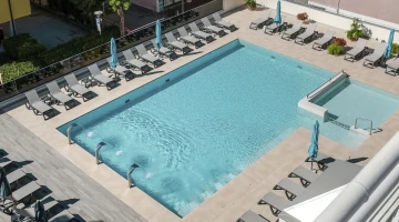 Piscine avec espace d&#39;eau peu profonde pour les enfants