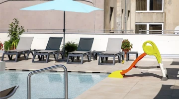 Glissez dans la piscine pour enfants
