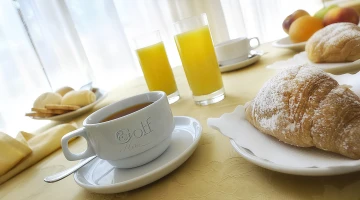 Petit déjeuner à table