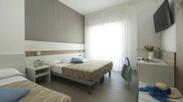 Chambre de luxe avec trois lits