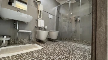 Bagno con box doccia e phon a parete
