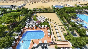 Vista aerea della piscina e della spiaggia privata