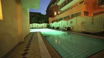 Piscina con zona ad acqua bassa