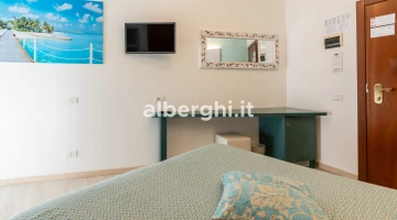 Desks and TVs in the room