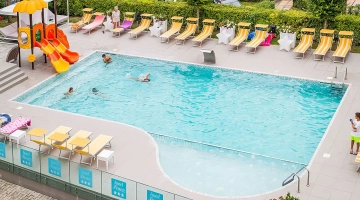 Piscina con solarium e scivolo