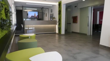 Kleine Tische in der Lobby mit Rezeption
