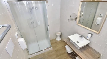 Badezimmer mit Duschkabine