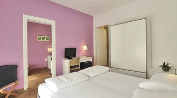 Doppelzimmer mit Schreibtisch