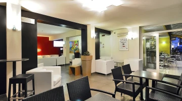 Tische im Barbereich