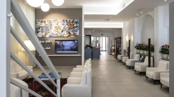Gemeinschaftsräume mit Sofas ausgestattet