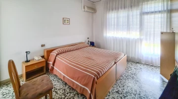 Room with double bed