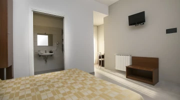 Zimmer mit TV und Gepäckablage
