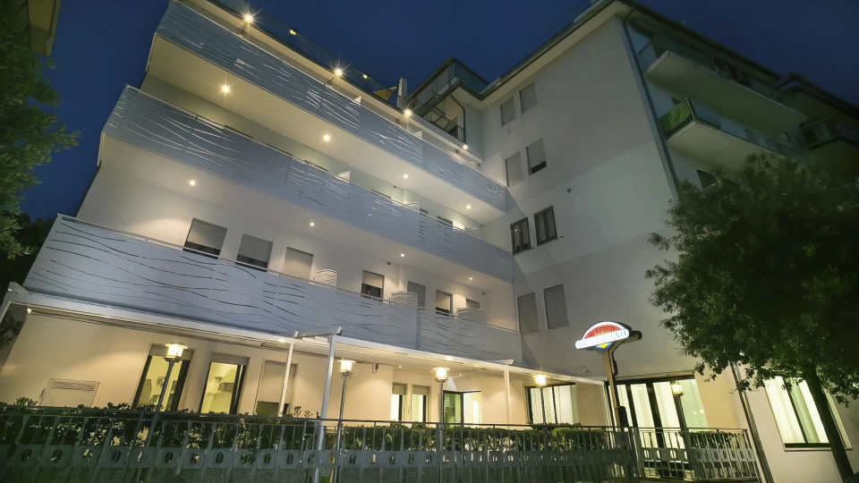 Außenansicht des Hotels am Abend