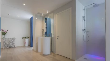Badezimmer mit Farbtherapie-Dusche