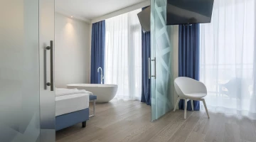 Suite mit Badewanne im Zimmer