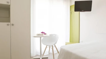Zimmer mit TV und Schreibtisch