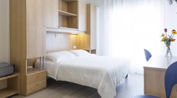 Standard Doppelzimmer mit Balkon und Schreibtisch